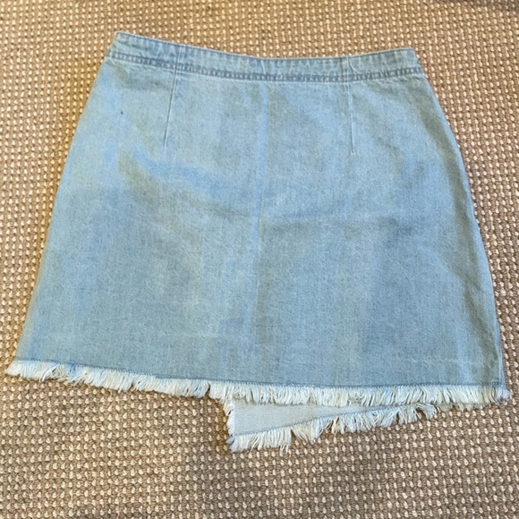 NWT Tobi Jean Skirt, Light Blue Denim with Fringe and Circle Belt Closure - Picture 6 of 7